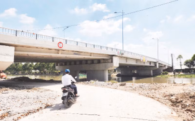 Tuy nhiên, hiện nay cầu chưa có đường dẫn để lưu thông. Tuy nhiên, hiện nay cầu chưa có đường dẫn để lưu thông.