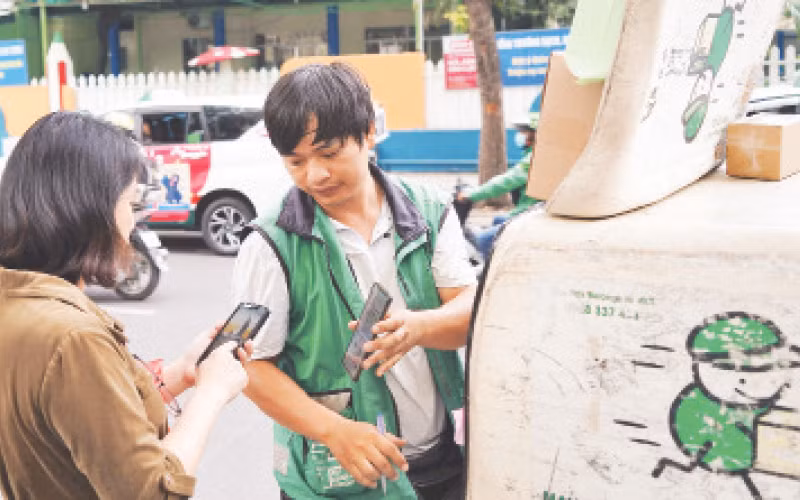 Giao dịch hàng hóa qua thương mại điện tử ngày càng phổ biến tại Thành phố Hồ Chí Minh. (Ảnh THẾ ANH)