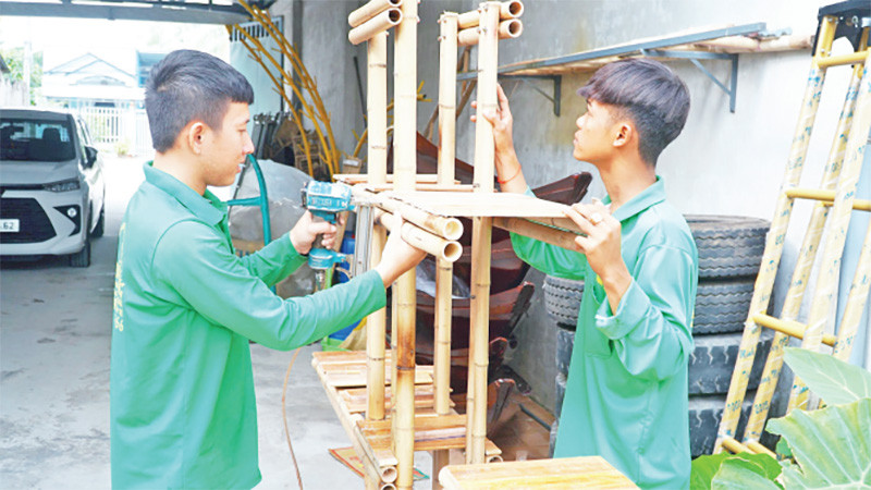 Thanh niên dân tộc thiểu số ở Sóc Trăng có thêm thu nhập khi vào hợp tác xã tiểu thủ công nghiệp. 