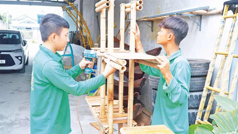 Thanh niên dân tộc thiểu số ở Sóc Trăng có thêm thu nhập khi vào hợp tác xã tiểu thủ công nghiệp. 