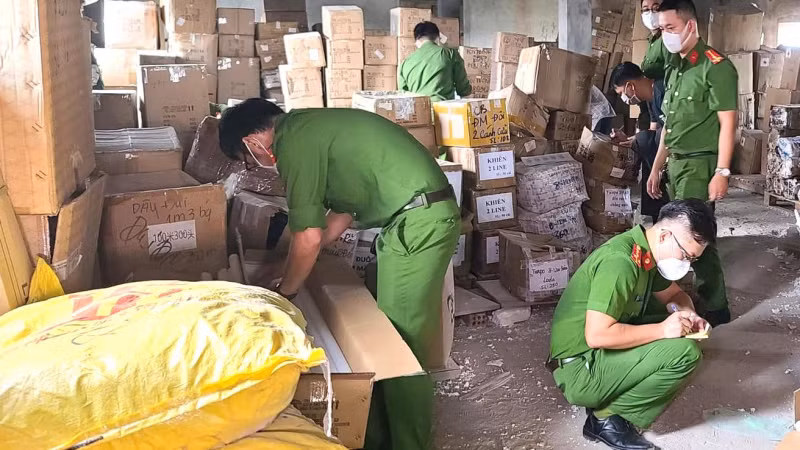 Ảnh minh họa: Lực lượng Công an bắt kho hàng lậu. (Nguồn: Báo Công an nhân dân)