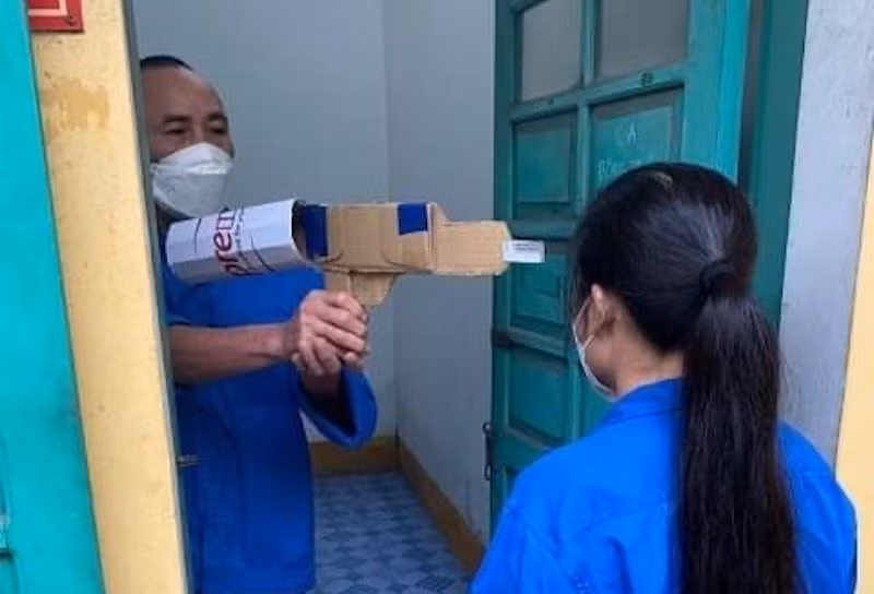 Đối tượng Quyến thực nghiệm lại hành vi bắn Chị H.T.T (Ảnh Công an Quảng Ninh cung cấp)