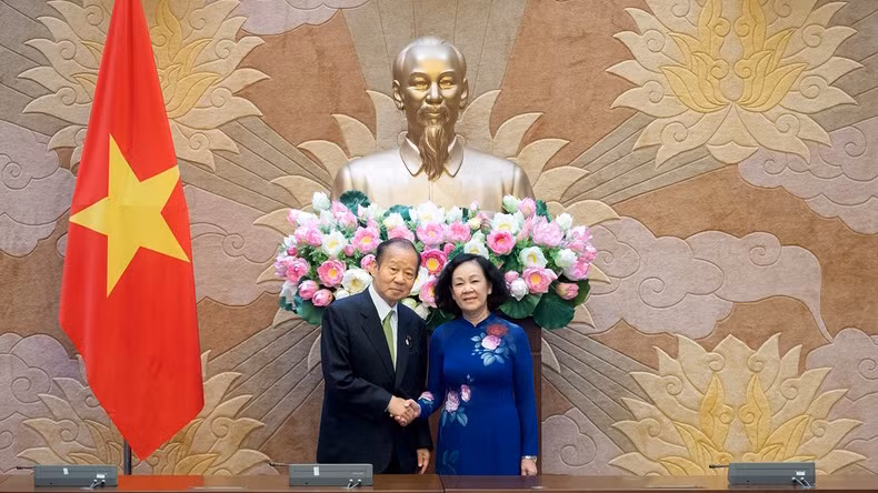 Thường trực Ban Bí thư Trương Thị Mai tiếp Chủ tịch Liên minh Nghị sĩ hữu nghị Nhật Bản-Việt Nam Nikai Toshihiro. (Ảnh TTXVN )