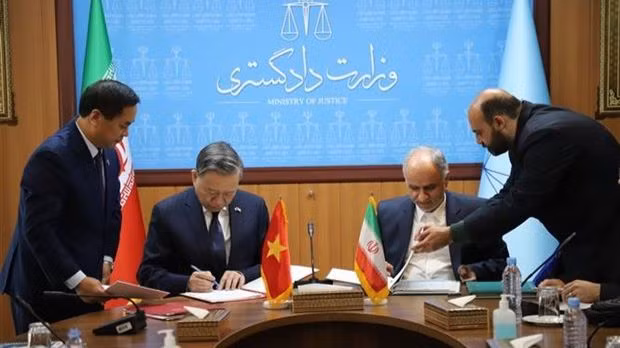Bộ trưởng Bộ Công an Tô Lâm và Bộ trưởng Bộ Tư pháp Iran Amin Houssein Rahimi ký Hiệp định dẫn độ và Hiệp định chuyển giao người bị kết án phạt tù giữa Việt Nam và Iran. (Ảnh: TTXVN)