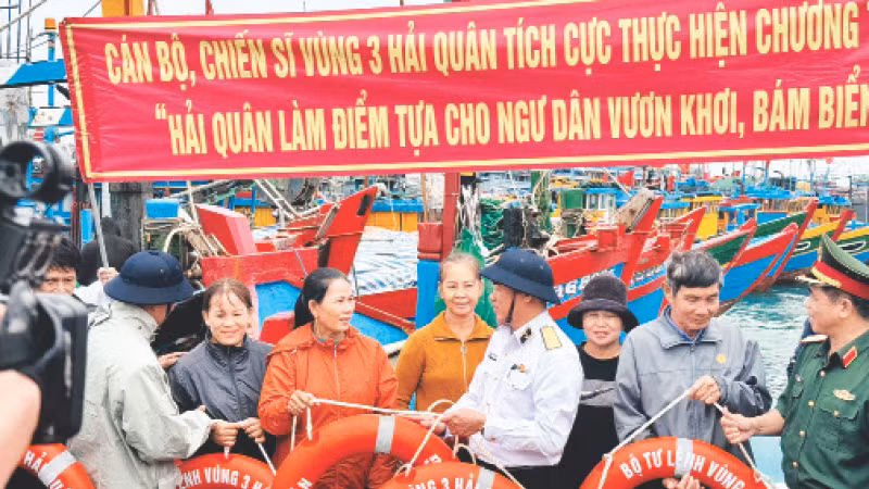 Lãnh đạo Vùng 3 Hải quân trao quà tặng là phao áo cá nhân, phao tròn cho các ngư dân trên huyện đảo Lý Sơn (Quảng Ngãi).