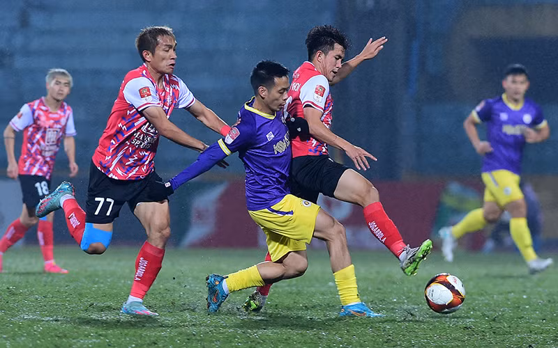 Hà Nội (áo tím) thắng thuyết phục trước Thành phố Hồ Chí Minh. (Ảnh TRẦN HẢI)