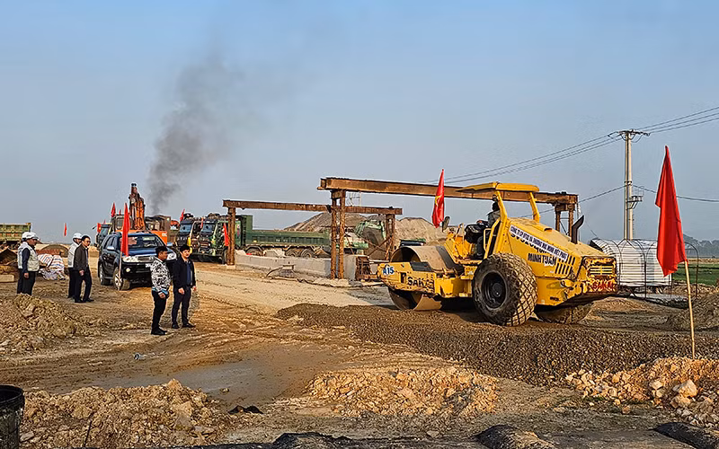 Thi công đường dẫn lên cầu Xuân Quang.