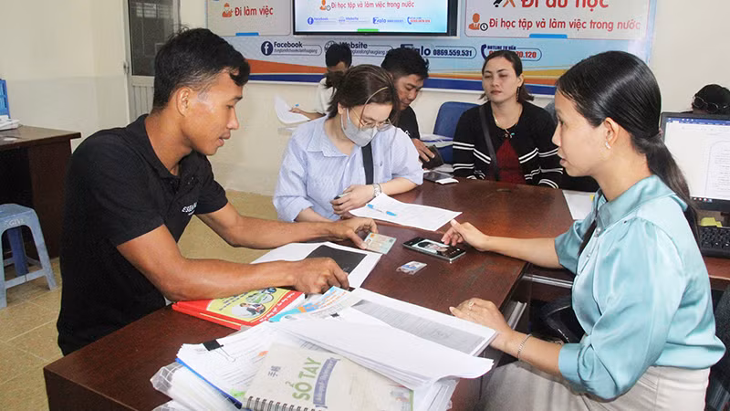 Tư vấn cho người lao động có nhu cầu xuất khẩu tại Trung tâm Dịch vụ việc làm Hậu Giang.