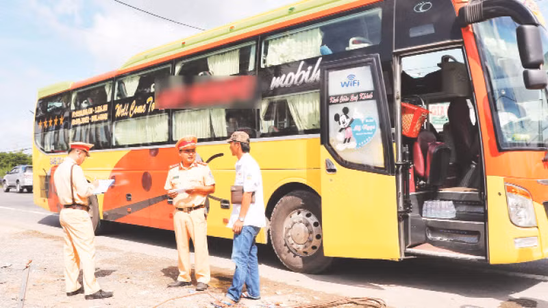 Lực lượng chức năng kiểm tra phương tiện vận tải khách dịp Tết Nguyên đán 2024.