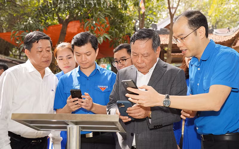 Đại diện lãnh đạo các bộ, ngành, đoàn thể và TP Hà Nội trải nghiệm công trình thanh niên chuyển đổi số tại chùa Thiên Trúc (quận Nam Từ Liêm). (Ảnh Thành đoàn Hà Nội cung cấp)