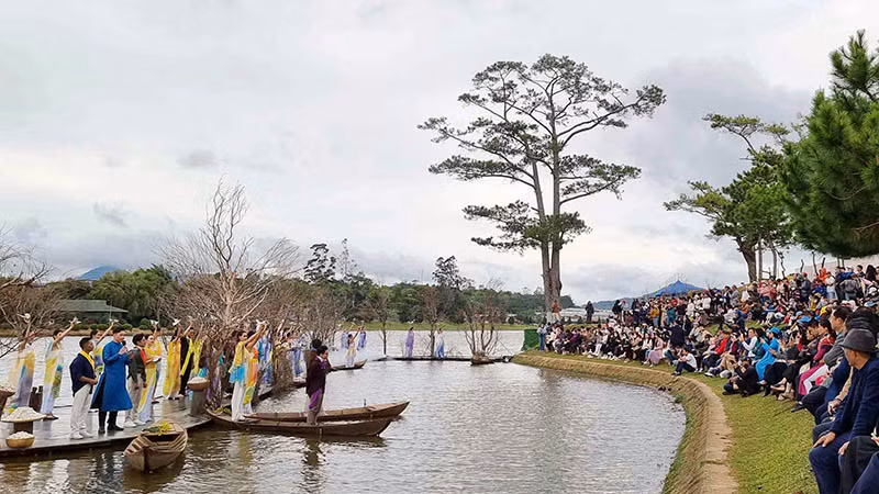 Khung cảnh thiên nhiên Đà Lạt tạo sức hấp dẫn với các chương trình nghệ thuật, trình diễn thời trang.