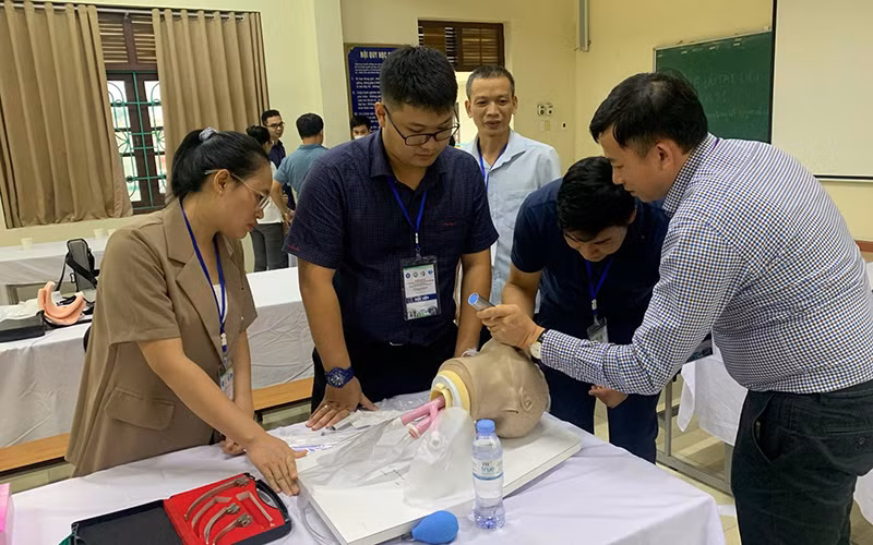 Hướng dẫn đặt nội khí quản trên mô hình.