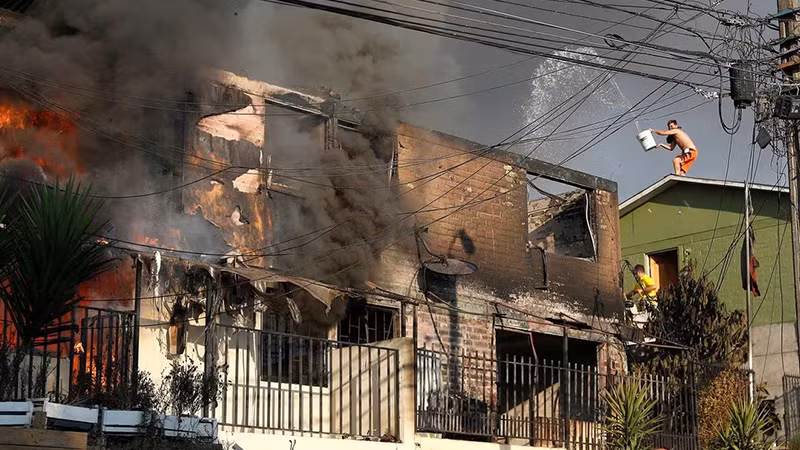 Cháy rừng lan tới nhiều nhà dân ở Vina Del Mar của Chile. Ảnh REUTERS