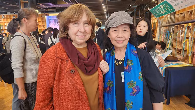 Nhà văn Lê Minh Khuê (bên phải) và nhà văn Svetlana Alexievich (người Belarus), người đoạt giải Nobel Văn học năm 2015.