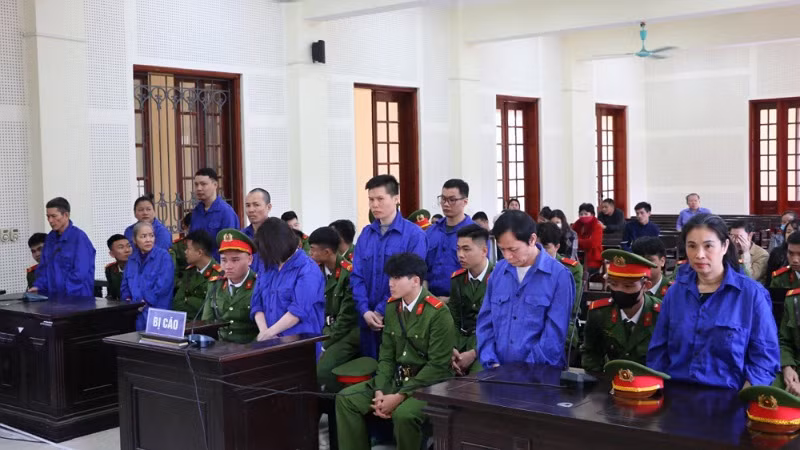 Các bị cáo trong đường dây ma túy tại phiên tòa.