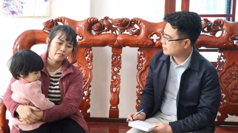 Chị Phạm Thị Thủy (vợ anh Cương) cầu mong chồng mình được một tàu nào đó phát hiện.