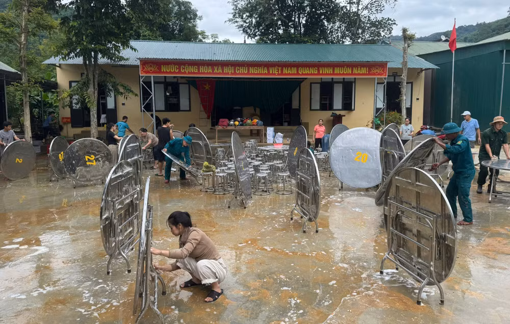 Trường Phổ thông dân tộc bán trú tiểu học Lượng Minh nỗ lực khắc phục hậu quả để sớm đưa hoạt động dạy và học trở lại.