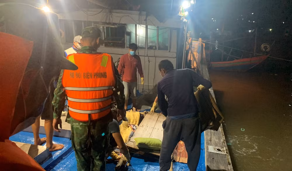 Thi thể 2 ngư dân được tìm thấy sau gần 2 ngày tìm kiếm. Thi thể 2 ngư dân được tìm thấy sau gần 2 ngày tìm kiếm.