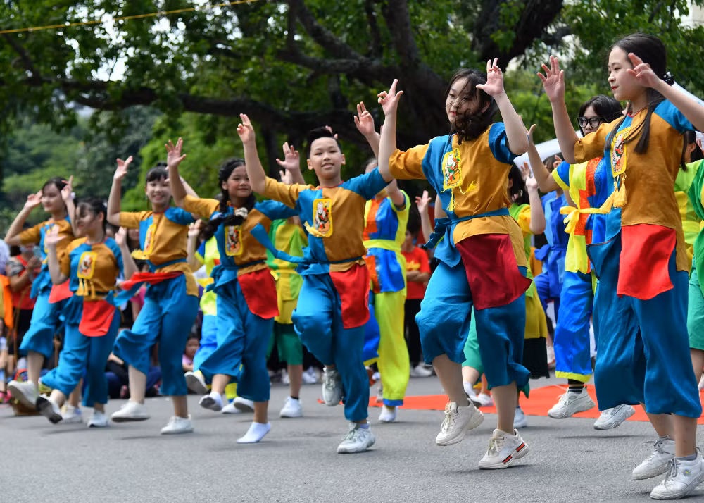 Không gian đi bộ quanh hồ Hoàn Kiếm đã mở ra một "cánh cửa" mới trong kiến tạo không gian văn hóa cho cộng đồng. Ảnh: Thủy Nguyên