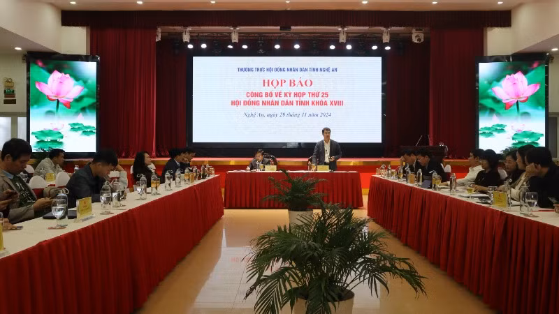 Đại diện Hội đồng nhân dân tỉnh Nghệ An giải đáp một số nội dung các phóng viên đề cập.