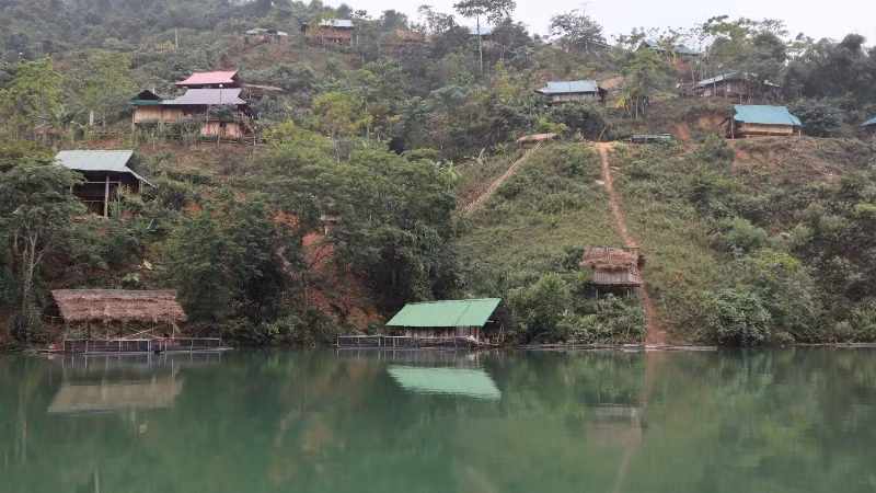 Nằm trên những ngọn đồi nhô lên giữa lòng hồ Thủy điện Bản Vẽ, bản Cà Moong và bản Xốp Cháo (xã Lượng Minh, huyện Tương Dương) trở thành những ốc đảo nằm tách biệt với bên ngoài.