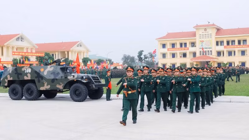 Lực lượng vũ trang tỉnh Nghệ An diễu binh tại lễ ra quân huấn luyện năm 2025.