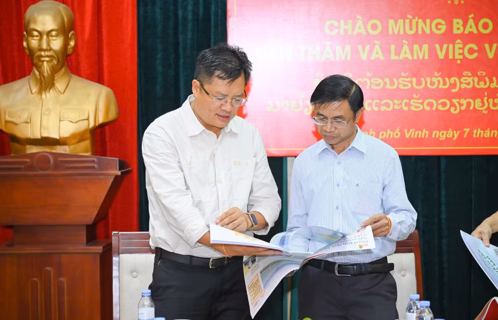 Tổng Biên tập Báo Nghệ An Ngô Đức Kiên cùng Phó Tổng Biên tập Báo Pasaxon Syvanh Homsayadeth trao đổi về chuyên môn.