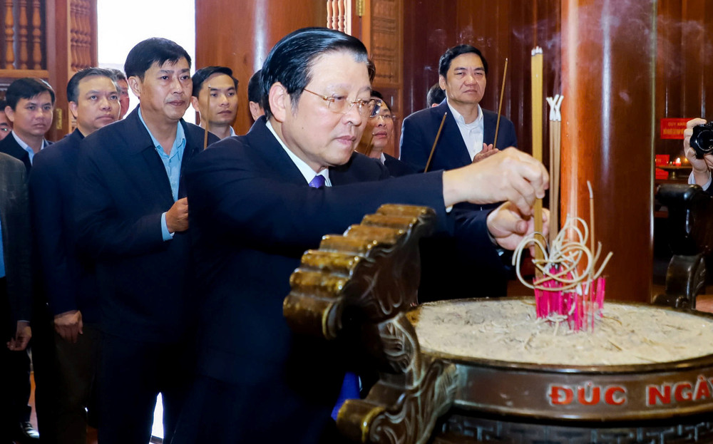 Đồng chí Phan Đình Trạc thắp nén hương thành kính tưởng nhớ công ơn to lớn của Chủ tịch Hồ Chí Minh.