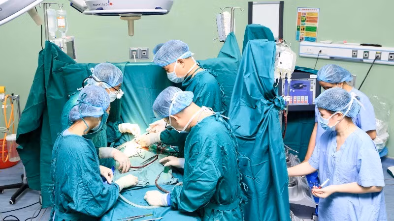 Đội ngũ y, bác sĩ Bệnh viện Sản Nhi Nghệ An thực hiện ca phẫu thuật.