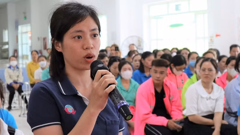 Công nhân lao động chia sẻ băn khoăn của mình với các Đại biểu Quốc hội.