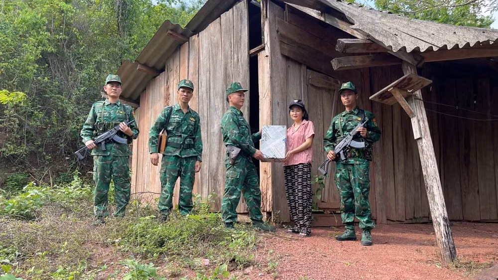 Tổ tuần tra Đồn Biên phòng Mỹ Lý thăm hỏi, hỗ trợ người dân khu vực biên giới trong quá trình tổ chức tuần tra. Tổ tuần tra Đồn Biên phòng Mỹ Lý thăm hỏi, hỗ trợ người dân khu vực biên giới trong quá trình tổ chức tuần tra.
