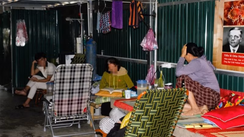 Nhiều người lưu trú tại nhà ông Quang để được chữa bệnh bằng cách nhịn ăn và uống nước i-on kiềm. Ảnh: quynhluu.nghean.gov.vn