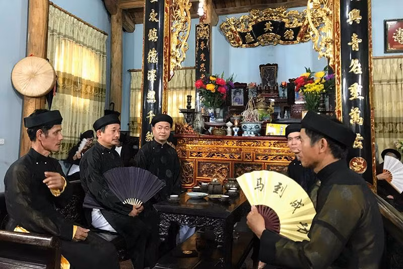 Liền anh quan họ làng Hoài Trung (huyện Tiên Du, Bắc Ninh) tập luyện và dựng lại Canh quan họ hát thờ. Ảnh: NVCC