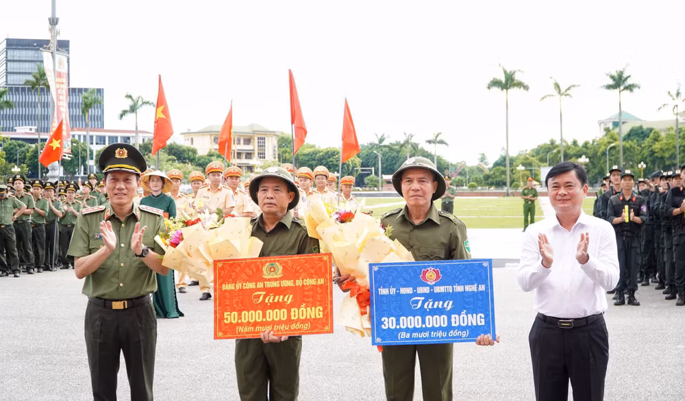 Thượng tướng Lương Tam Quang, Ủy viên Trung ương Đảng, Bộ trưởng Công an và Bí thư Tỉnh ủy Nghệ An Thái Thanh Quý chúc mừng, động viên lực lượng tham gia bảo vệ an ninh, trật tự ở cơ sở.