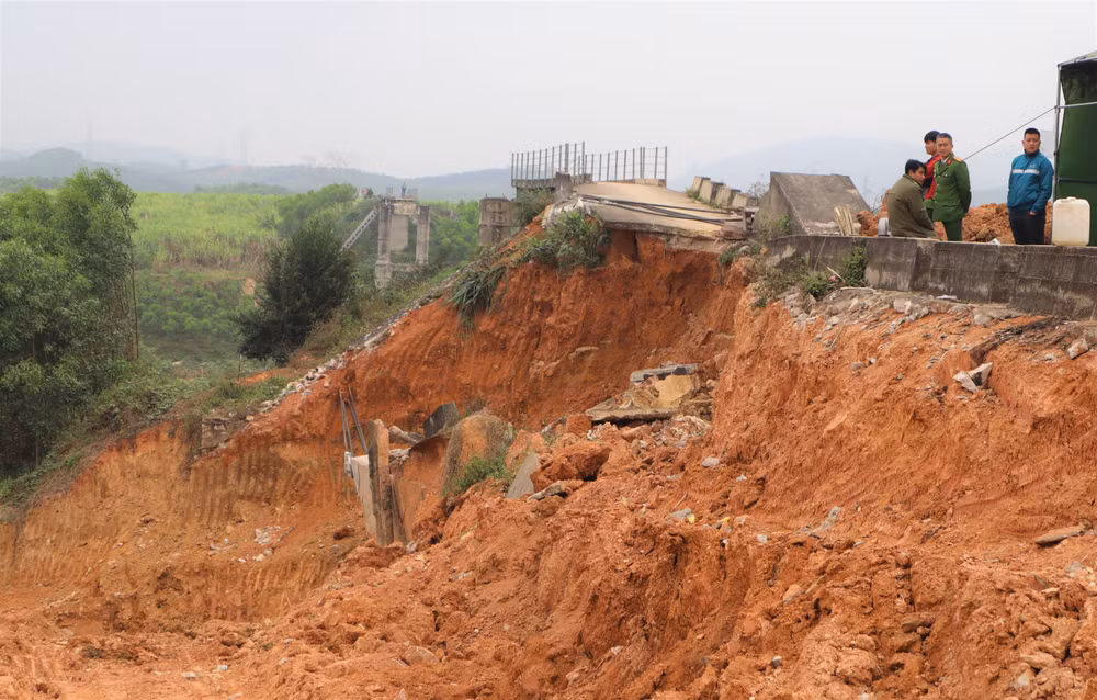 Hiện trường phía hạ lưu mố nhịp dẫn M2 (phía bản Kẻ Nính).