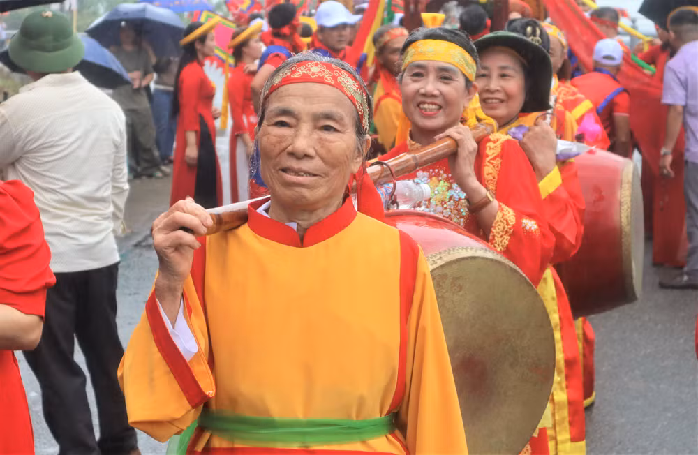 Dù trời mưa nhưng người dân vẫn nhiệt tình tham gia Lễ hội.