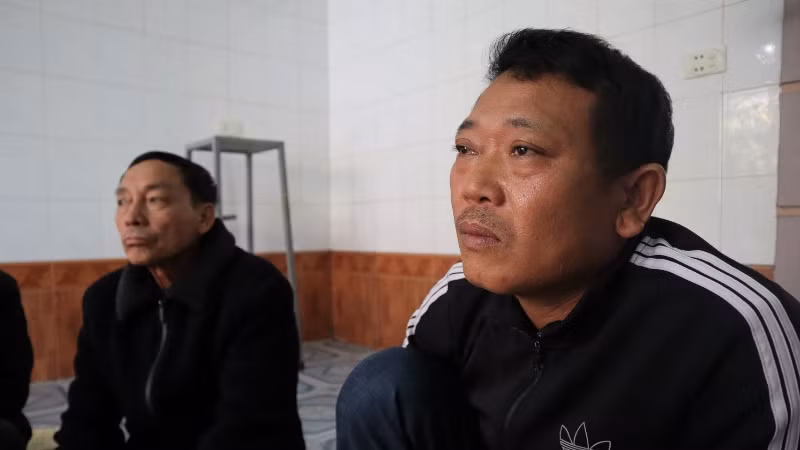 Ông Lê Văn Thân (bố thuyền viên Lê Tuấn Anh) thất thần ngóng chờ tin con.