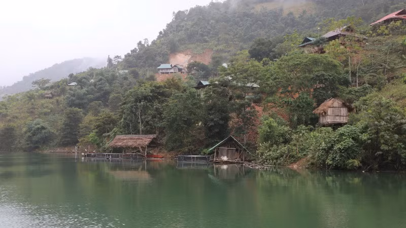 Nằm trên những ngọn đồi nhô lên giữa lòng hồ Thủy điện Bản Vẽ, bản Cà Moong và bản Xốp Cháo (xã Lượng Minh, huyện Tương Dương) trở thành những ốc đảo nằm tách biệt với bên ngoài.