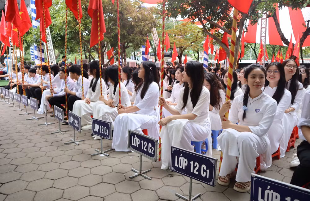 Trải qua hơn nửa thế kỷ xây dựng, trưởng thành, Trường THPT chuyên Phan Bội Châu đã có 45 lớp chuyên với quy mô hơn 1.500 học sinh.