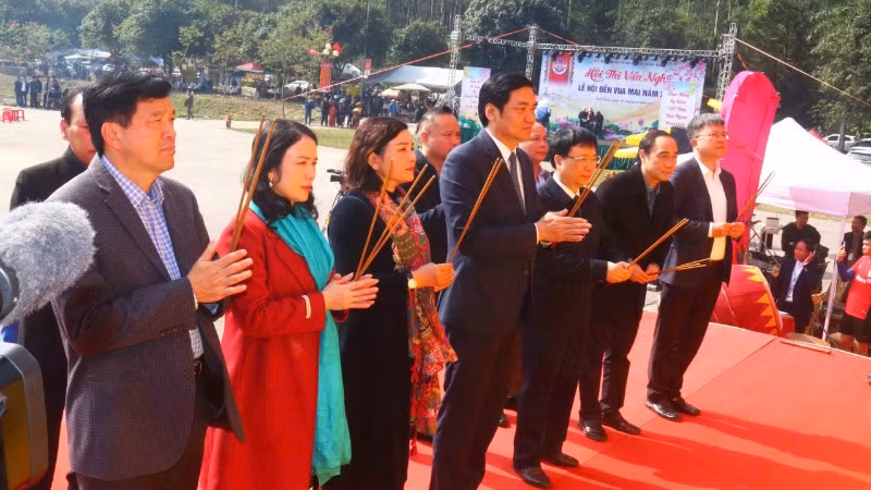 Lãnh đạo tỉnh Nghệ An và đại diện các sở, ngành dâng hương tưởng nhớ công lao của Vua Mai và các bậc tiền nhân.