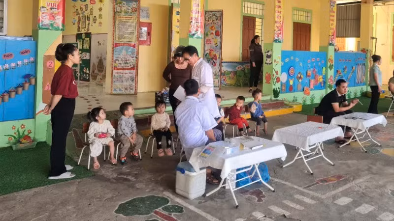 Để tránh nguy cơ bị lây nhiễm bệnh sởi, phụ huynh cần đưa trẻ đi tiêm chủng đầy đủ.