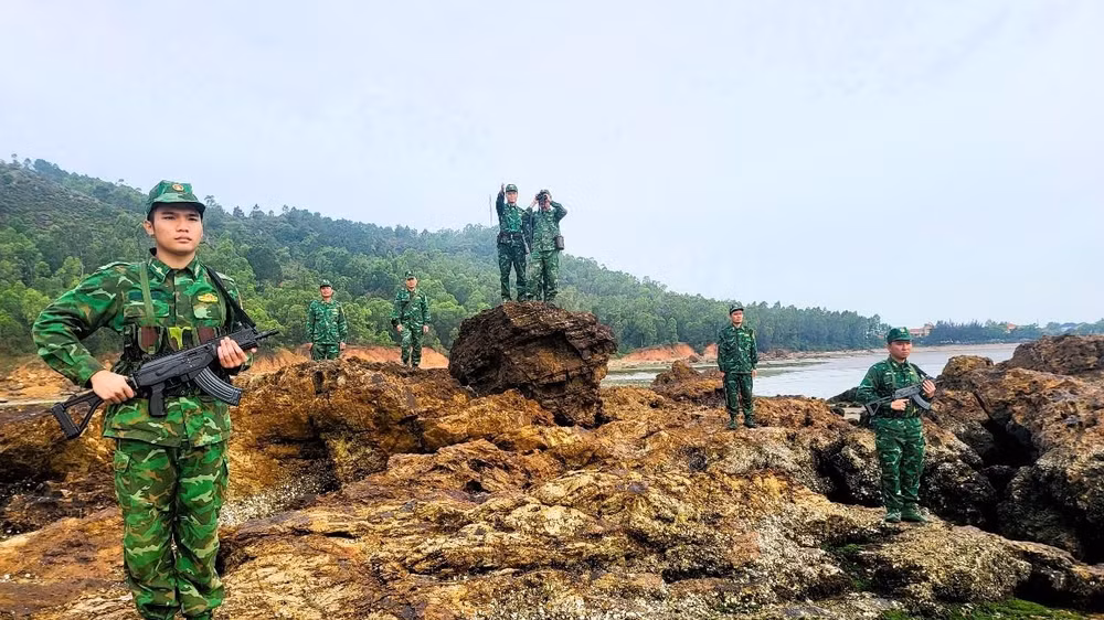 Đội tuần tra Đồn Biên phòng Quỳnh Thuận tiến hành tuần tra khu vực bờ biển. Đội tuần tra Đồn Biên phòng Quỳnh Thuận tiến hành tuần tra khu vực bờ biển.