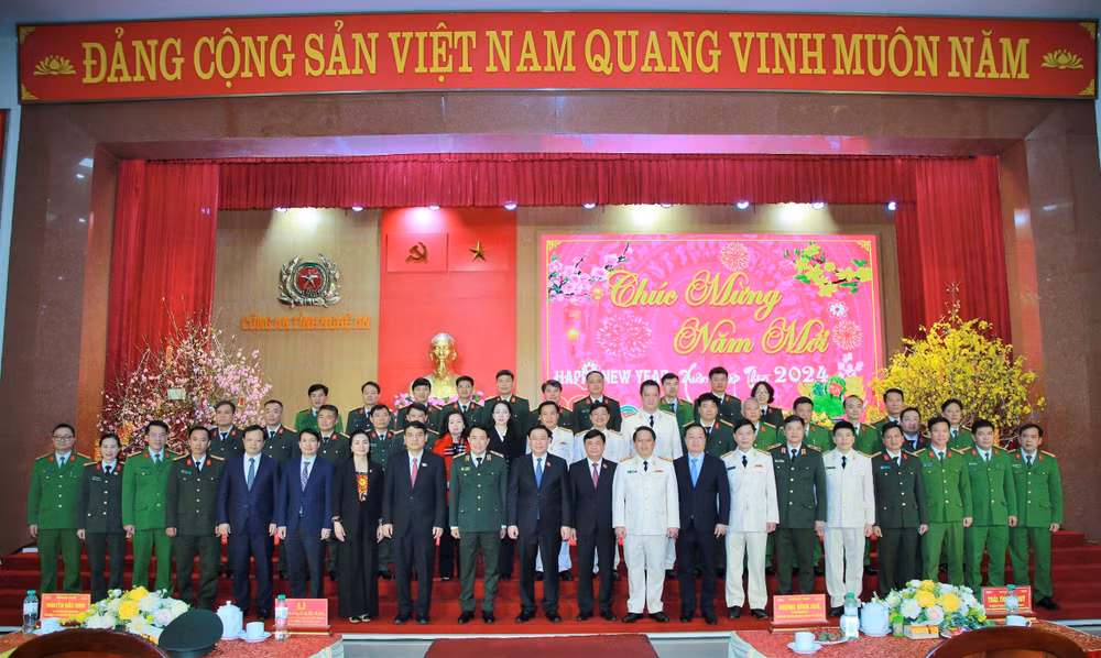 Chủ tịch Quốc hội Vương Đình Huệ và Đoàn công tác cùng lãnh đạo tỉnh Nghệ An, Ban Giám đốc và cán bộ, chiến sĩ Công an tỉnh Nghệ An chụp ảnh lưu niệm.