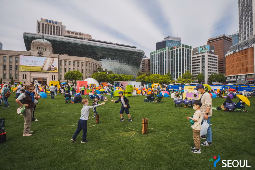 Bãi cỏ trên Quảng trường Seoul là không gian mở dành cho tất cả mọi người. Nguồn: seoul.go.kr