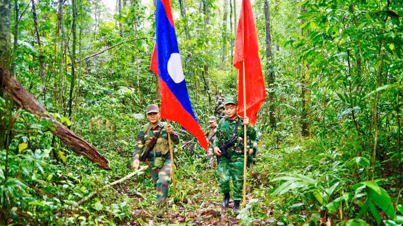 Đội hình tuần tra song phương khắc phục các khó khăn về địa hình, thời tiết.