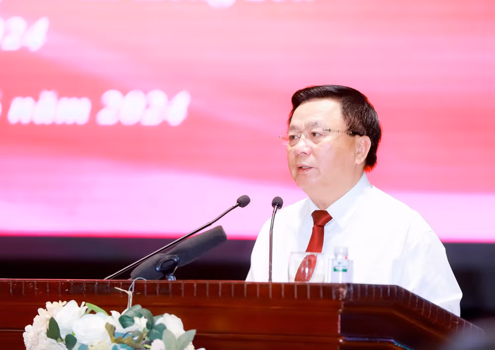 Đồng chí Nguyễn Xuân Thắng, Ủy viên Bộ Chính trị, Giám đốc Học viện Chính trị quốc gia Hồ Chí Minh, Chủ tịch Hội đồng Lý luận Trung ương phát biểu tại hội thảo.