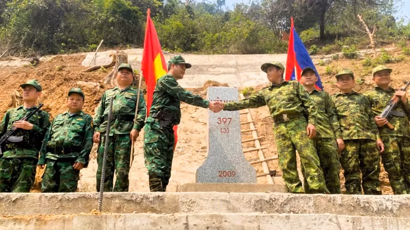 Đội hình tuần tra song phương bên cột mốc số 397 (3) biên giới Việt Nam-Lào.