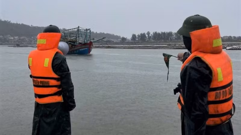 Bộ đội Biên phòng tỉnh Nghệ An hỗ trợ tàu thuyền của ngư dân vào tránh trú bão số 3 tại Cảng cá Lạch Quèn hồi tháng 9/2024.