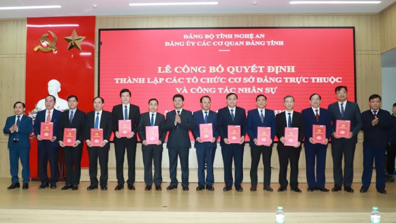Các đồng chí Thường trực Đảng ủy Các cơ quan Đảng tỉnh Nghệ An trao quyết định thành lập các tổ chức cơ sở đảng trực thuộc và công tác nhân sự.