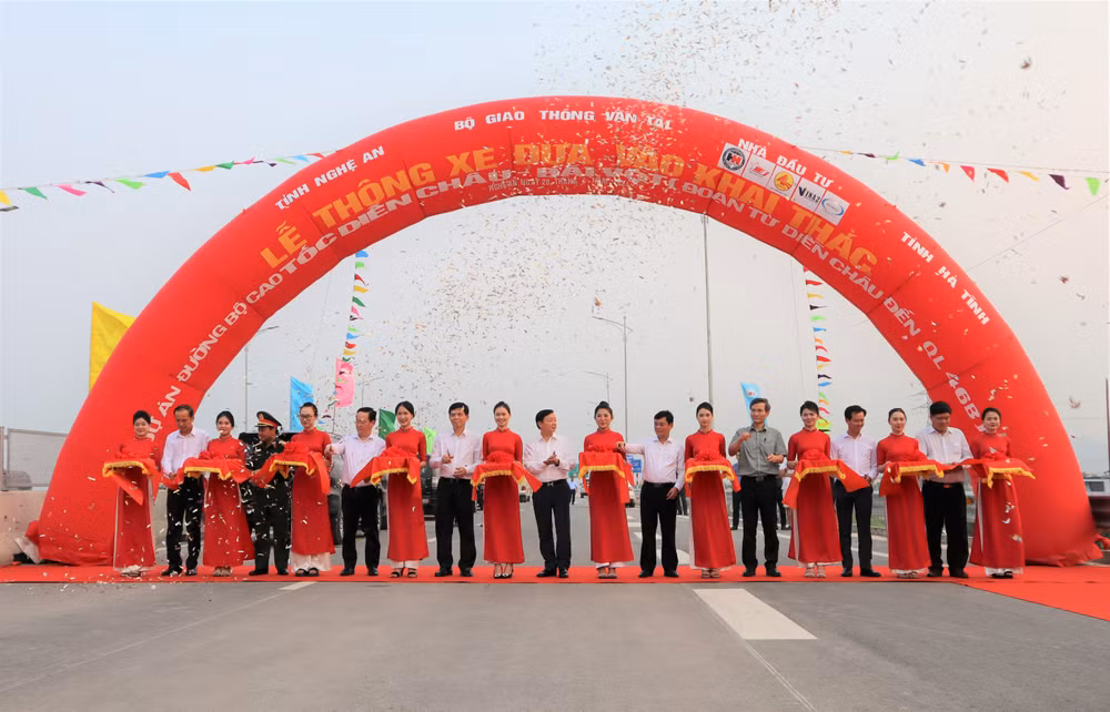 Phó Thủ tướng Chính phủ Trần Hồng Hà cùng các đại biểu thực hiện nghi thức cắt băng thông xe.